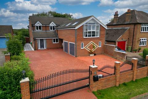 5 bedroom detached house for sale, London Road, Milton Keynes MK5