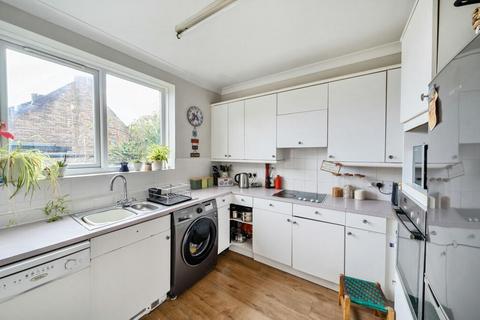 3 bedroom flat to rent, London, SE11