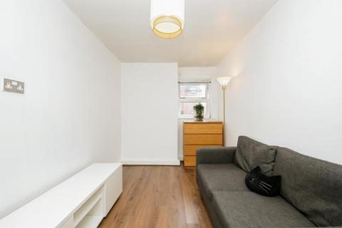 3 bedroom flat to rent, London, SE11