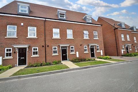 3 bedroom terraced house to rent, Lawley Way, Worcestershire WR9