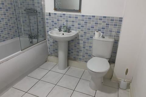 2 bedroom apartment to rent, Manchester, Manchester M22