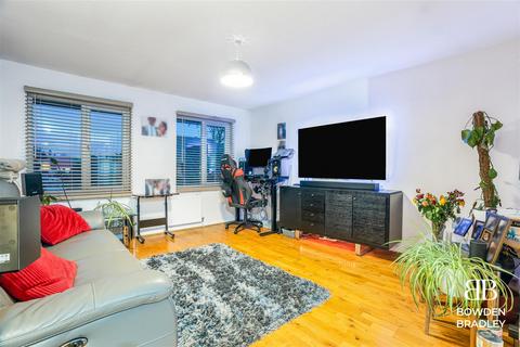 1 bedroom maisonette for sale, Laing Close, Hainault