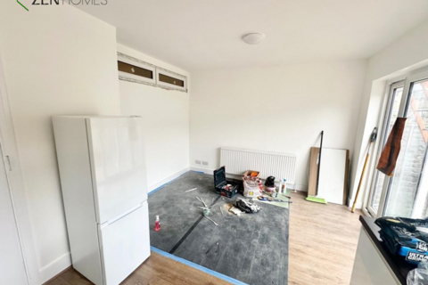 2 bedroom flat to rent, London N9