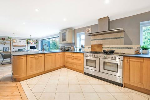 5 bedroom detached house for sale, Reading Road South, Hampshire GU52