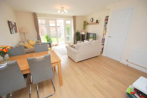 3 bedroom terraced house to rent, Honeysuckle Close, Norwich NR4