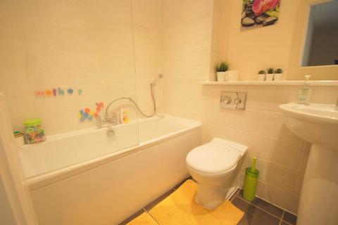 3 bedroom terraced house to rent, Honeysuckle Close, Norwich NR4