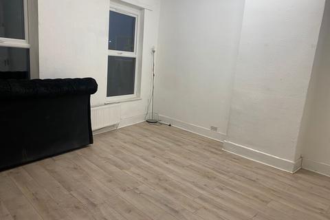 1 bedroom in a flat share to rent, Stockport Road, Ashton-under-Lyne OL7