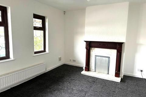 3 bedroom semi-detached house to rent, Arncliffe Rise, Oldham