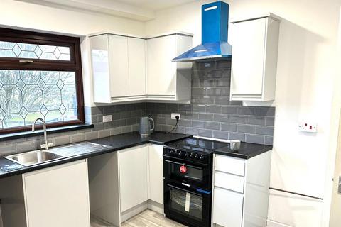 3 bedroom semi-detached house to rent, Arncliffe Rise, Oldham