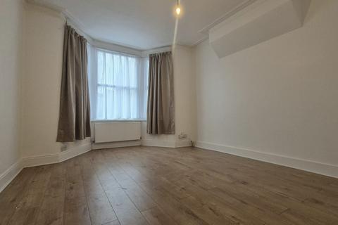 2 bedroom flat to rent, Westbury Avenue, N22