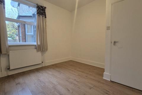 2 bedroom flat to rent, Westbury Avenue, N22