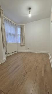 2 bedroom flat to rent, Westbury Avenue, N22