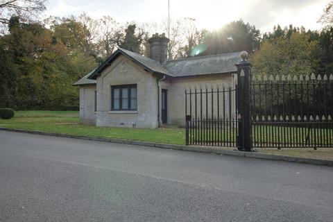 2 bedroom detached bungalow to rent, West Lodge