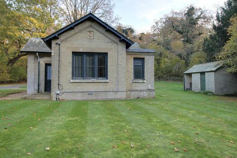 2 bedroom detached bungalow to rent, West Lodge