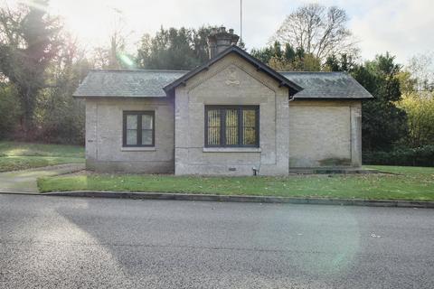 2 bedroom detached bungalow to rent, West Lodge