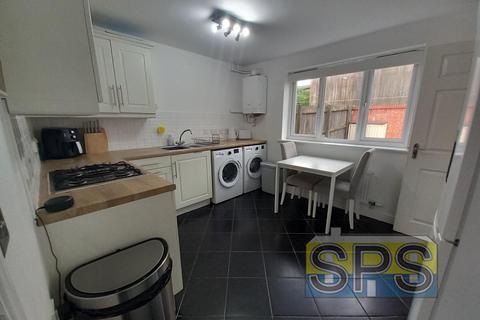 3 bedroom end of terrace house to rent, Hayeswood Grove, Stoke-on-Trent ST6