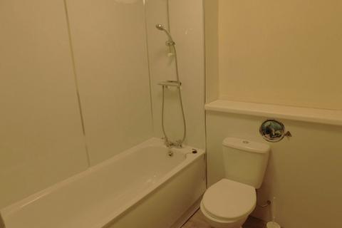 2 bedroom flat to rent, Woodhams Close