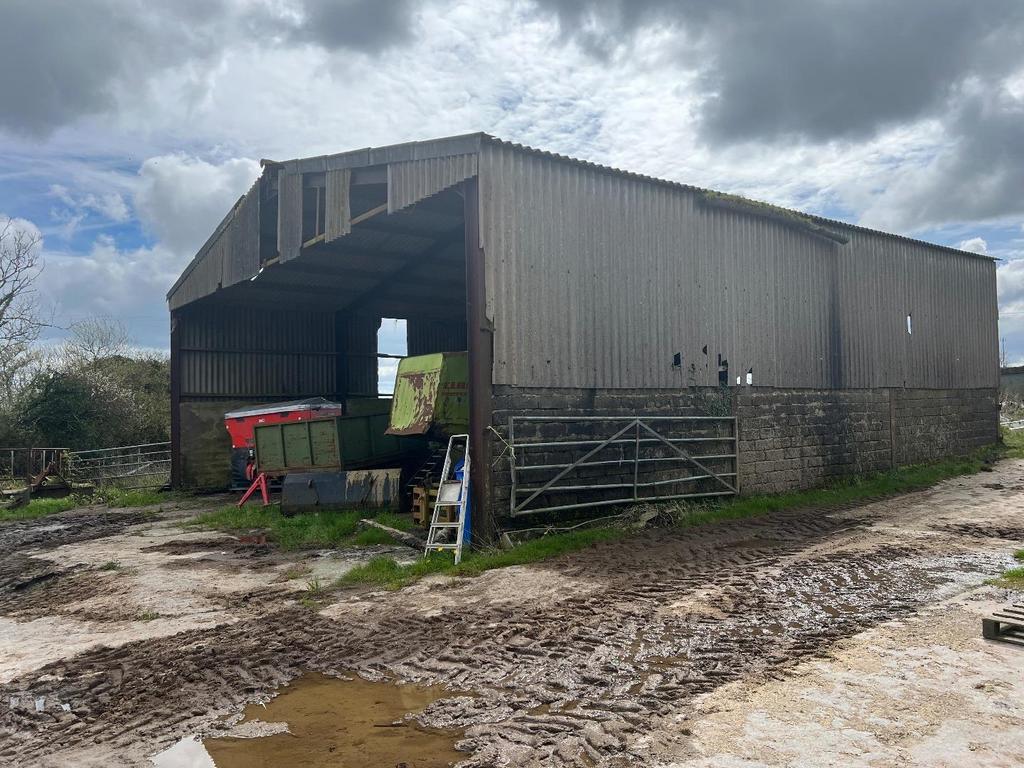 Machinery Shed with Lean  To Cubicles