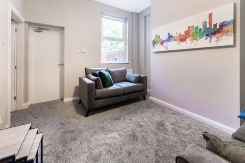 4 bedroom flat to rent, Coronation Street, Manchester M5