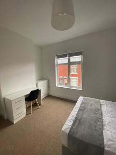 2 bedroom flat to rent, Parkfield Avenue, Manchester M14