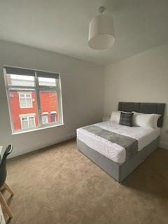 2 bedroom flat to rent, Parkfield Avenue, Manchester M14