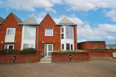 2 bedroom terraced house to rent, Ainslie Place, Lymington