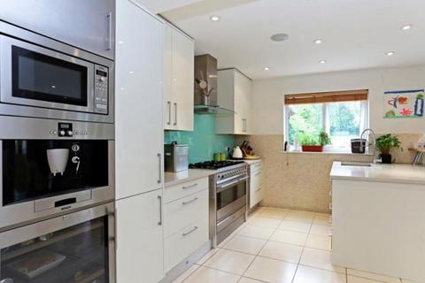 5 bedroom detached house to rent, Edgwarebury Lane, Edgware, HA8