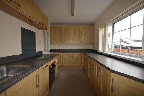 3 bedroom semi-detached house to rent, Henton Road, Edwinstowe, Mansfield