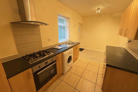 2 bedroom townhouse to rent, Woodlands Avenue, Halifax HX3