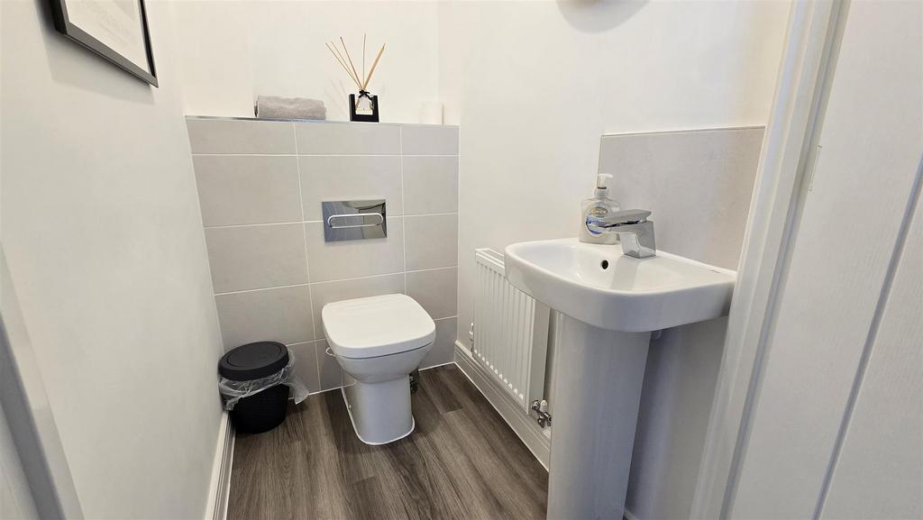 Guest Cloakroom/WC