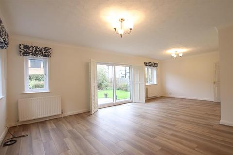 3 bedroom apartment to rent, Baytree Close, Chichester