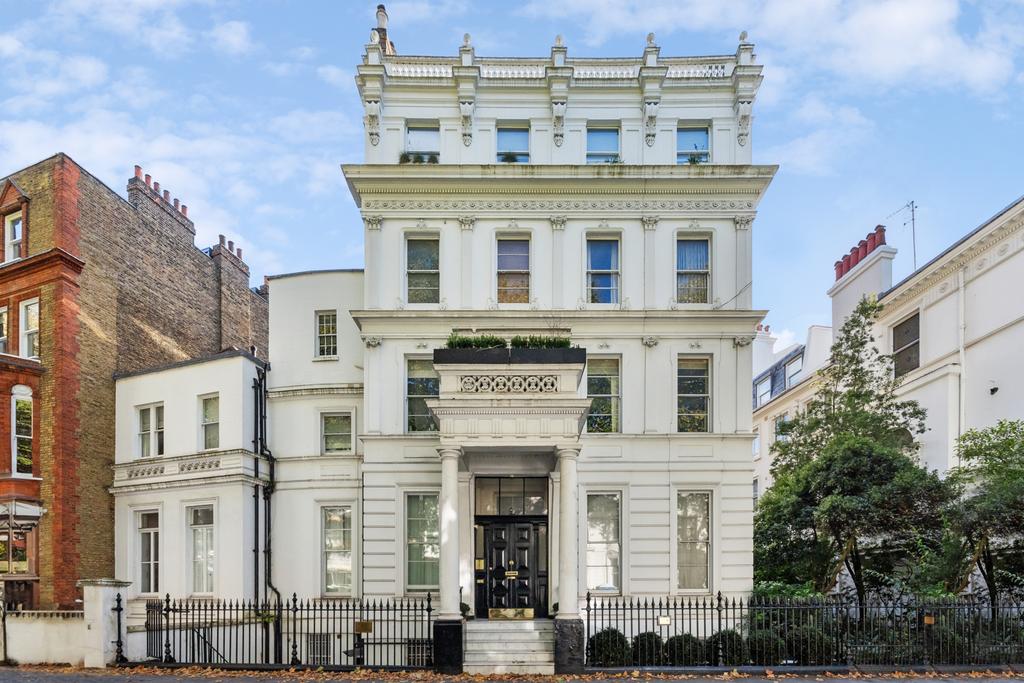 Old Brompton Road, South Kensington... 2 bed flat - £875,000