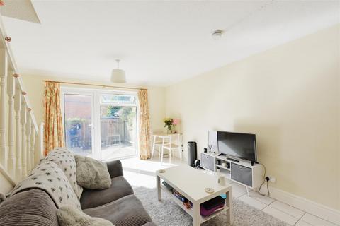 2 bedroom house to rent, Nicholas Gardens, York