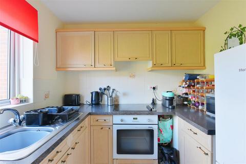 2 bedroom house to rent, Nicholas Gardens, York