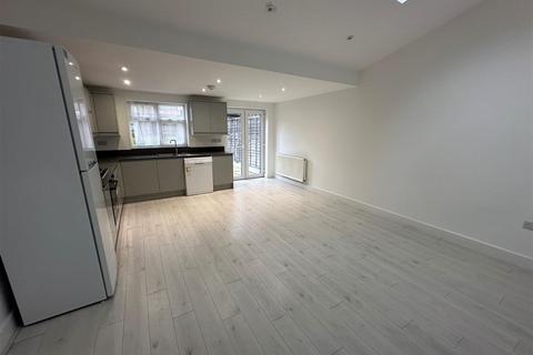 4 bedroom semi-detached house to rent, Eton Avenue, Wembley