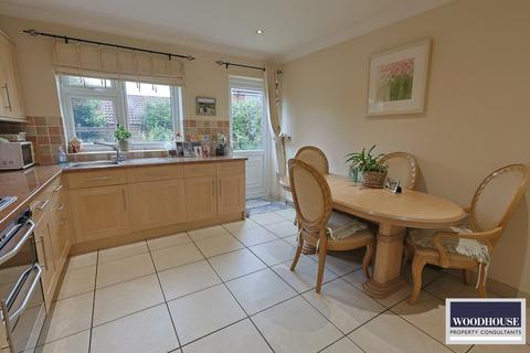 4 bedroom detached house for sale, Hammondstreet Road, Cheshunt EN7