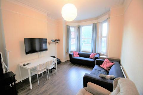 6 bedroom flat to rent, Dickenson Road, Manchester M14