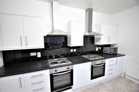 6 bedroom flat to rent, Dickenson Road, Manchester M14