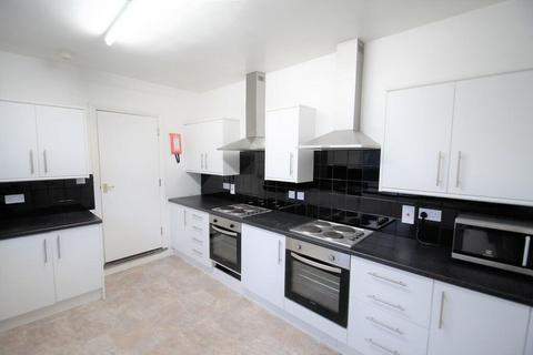 6 bedroom flat to rent, Dickenson Road, Manchester M14