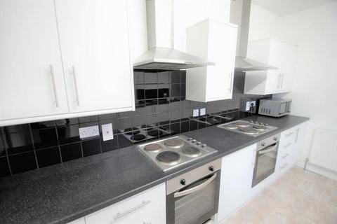 6 bedroom flat to rent, Dickenson Road, Manchester M14