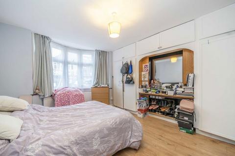 3 bedroom flat for sale, Claverdale Road, London SW2