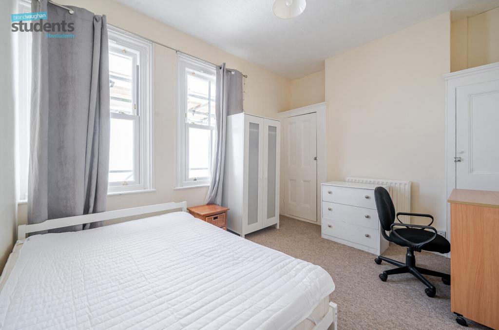 F405b921-2dd8-405...