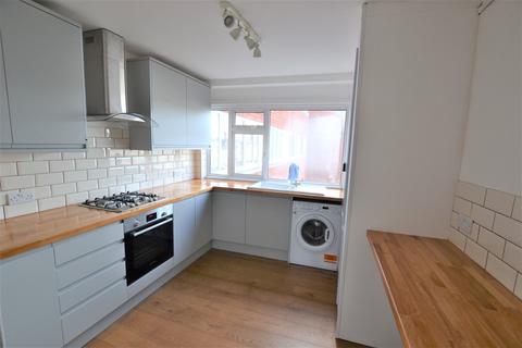 2 bedroom flat to rent, Park Avenue, Bexhill-on-Sea, TN39