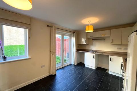 3 bedroom townhouse to rent, Low Whin Close, Keighley, BD22