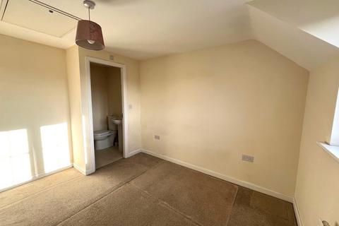 3 bedroom townhouse to rent, Low Whin Close, Keighley, BD22