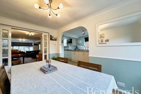 5 Gilroy Close, Rainham, RM13 7LH
