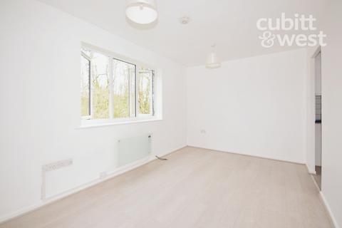 Studio to rent, Estcots Drive, East Grinstead, RH19