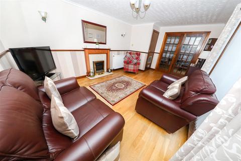 3 bedroom terraced house for sale, Altyre Avenue, Glenrothes