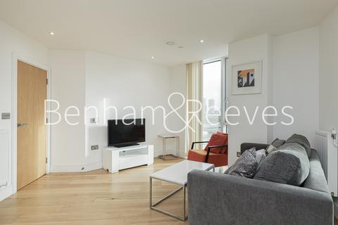 3 bedroom apartment to rent, High Street, Stratford E15