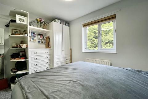 8 Whimbrel Close, Bradford, BD8 0RJ